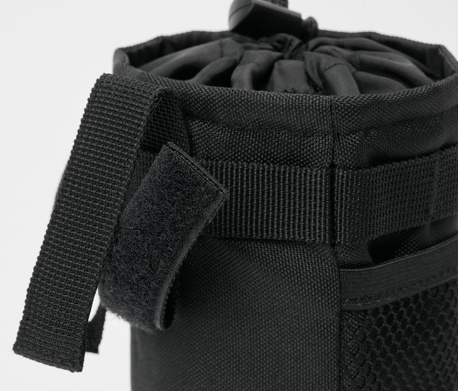 Gros plan d'une sacoche noire pour vélo avec cordon de serrage et sangles velcro.