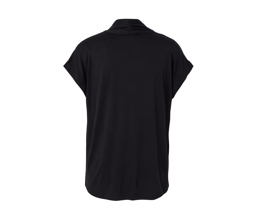 Détail d'une blouse noire avec encolure en V pour femmes.