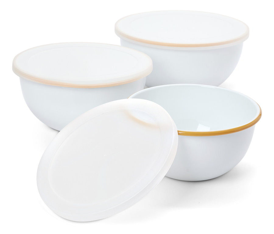 Trois bols blancs avec couvercles sur fond blanc.