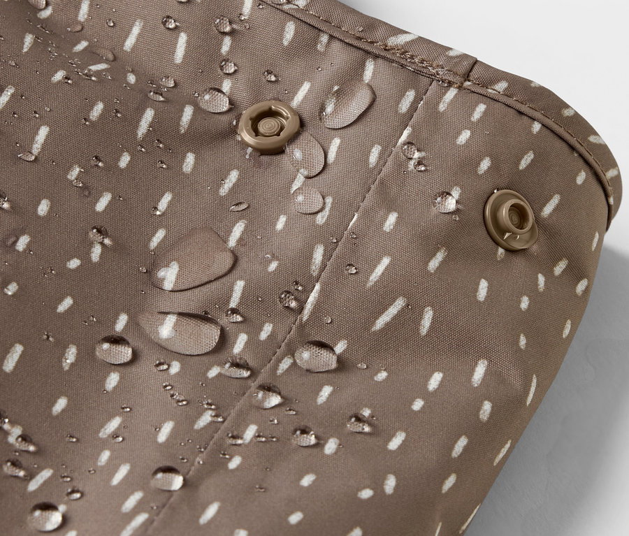Détail d'un pantalon de pluie thermique pour enfant, ours, avec des gouttes d'eau.