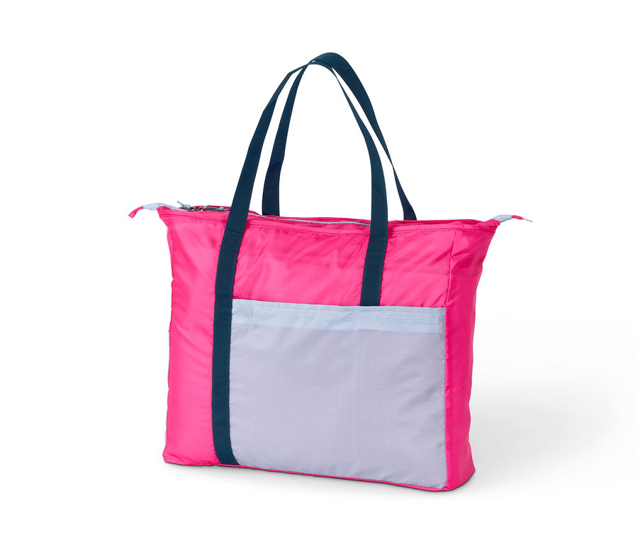 Un sac de sport pliable rose avec des anses bleu marine.