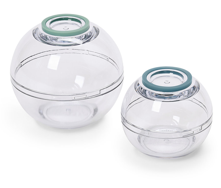 Deux récipients ronds transparents avec des couvercles bleu-vert.