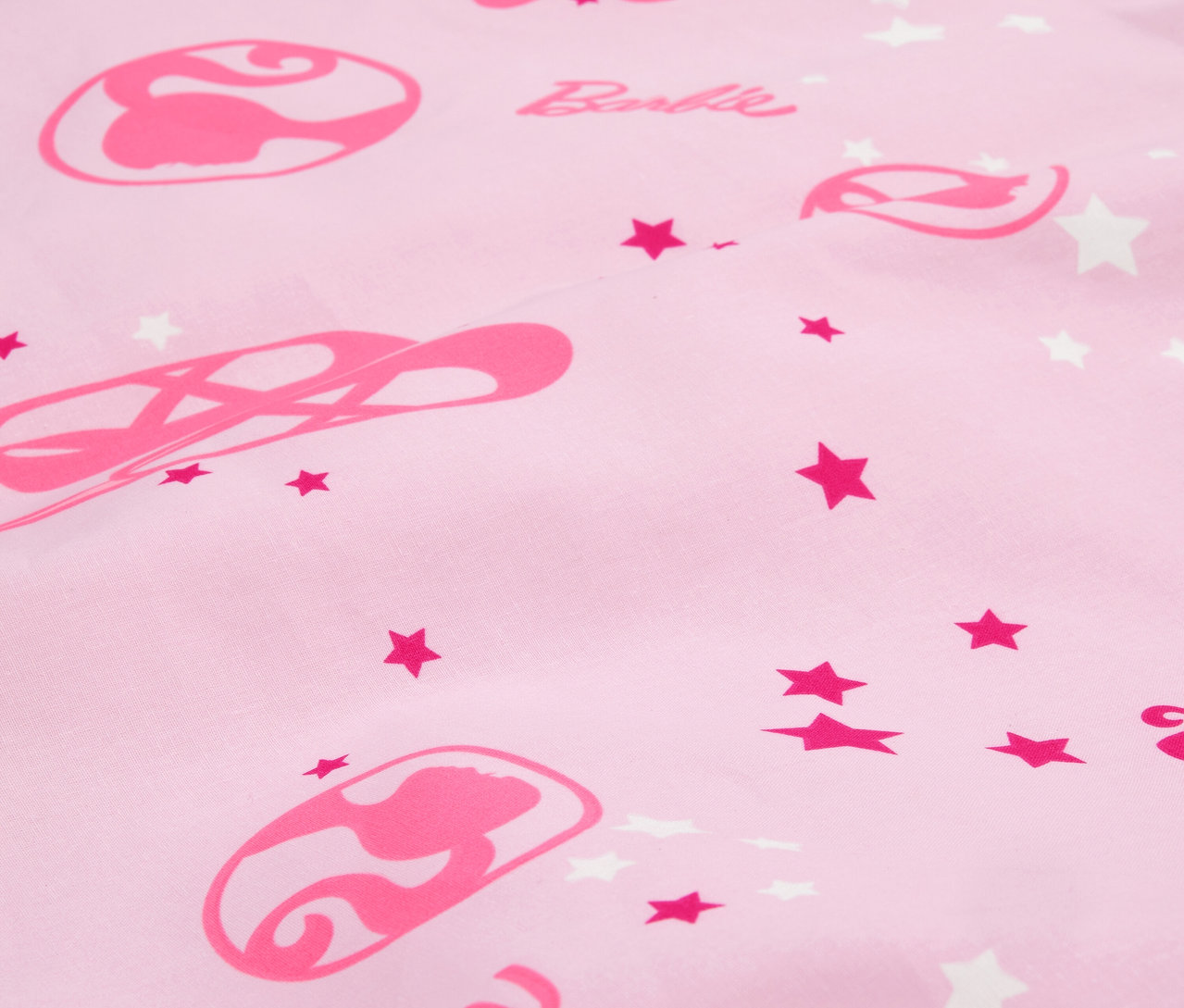 Tissu rose avec motifs de ballet, logo Barbie et étoiles.