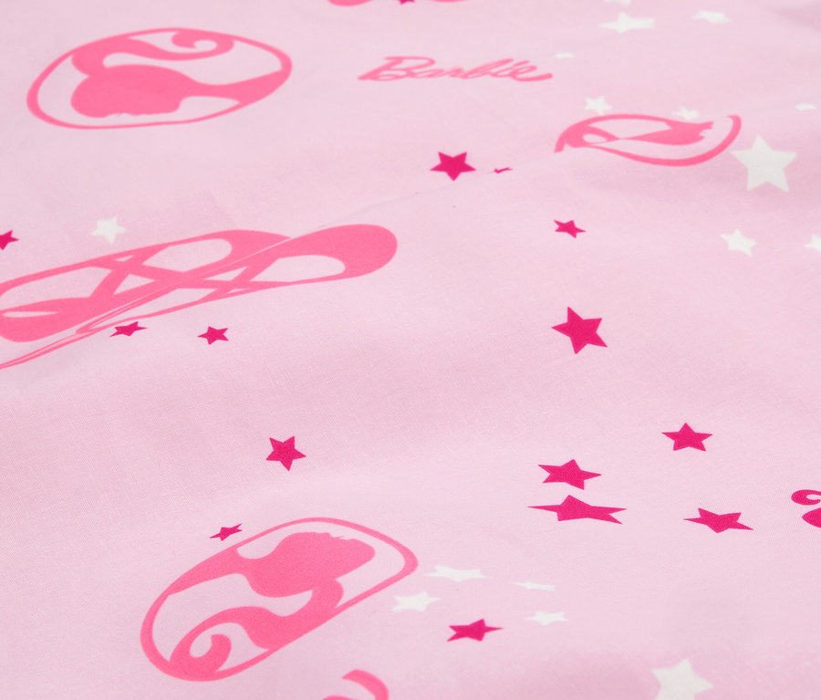Tissu rose avec motifs de ballet, logo Barbie et étoiles.