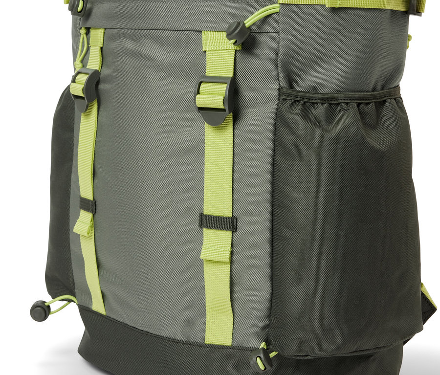 Vue détaillée d'un sac à dos d'extérieur.