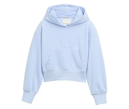 Un sweat à capuche bleu clair avec une poche kangourou au centre.