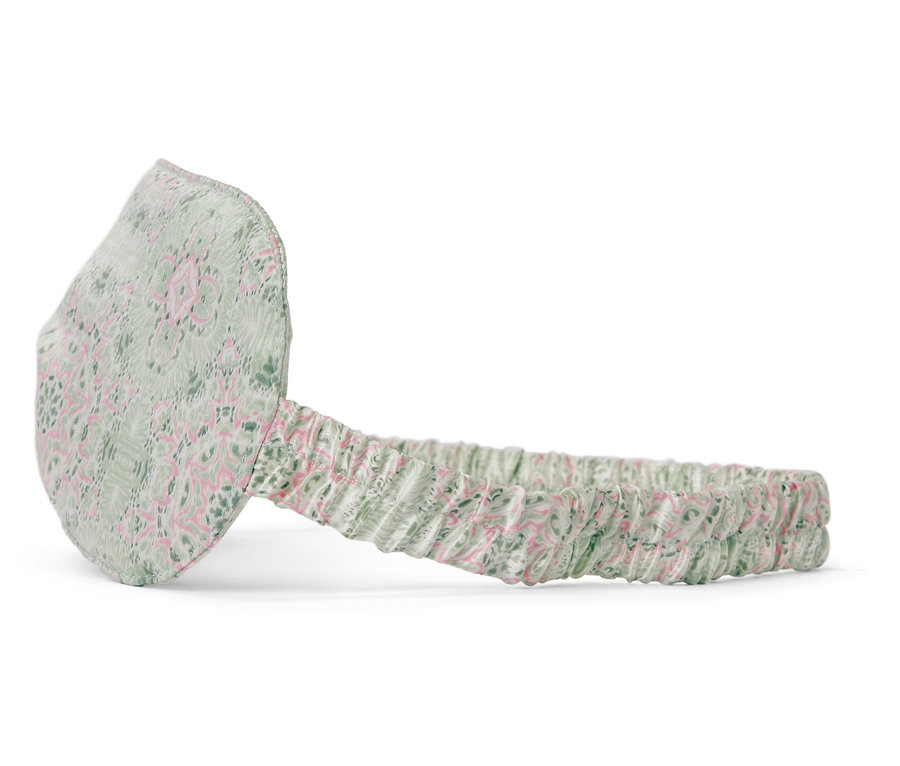 Détail d'un masque de nuit à motifs.