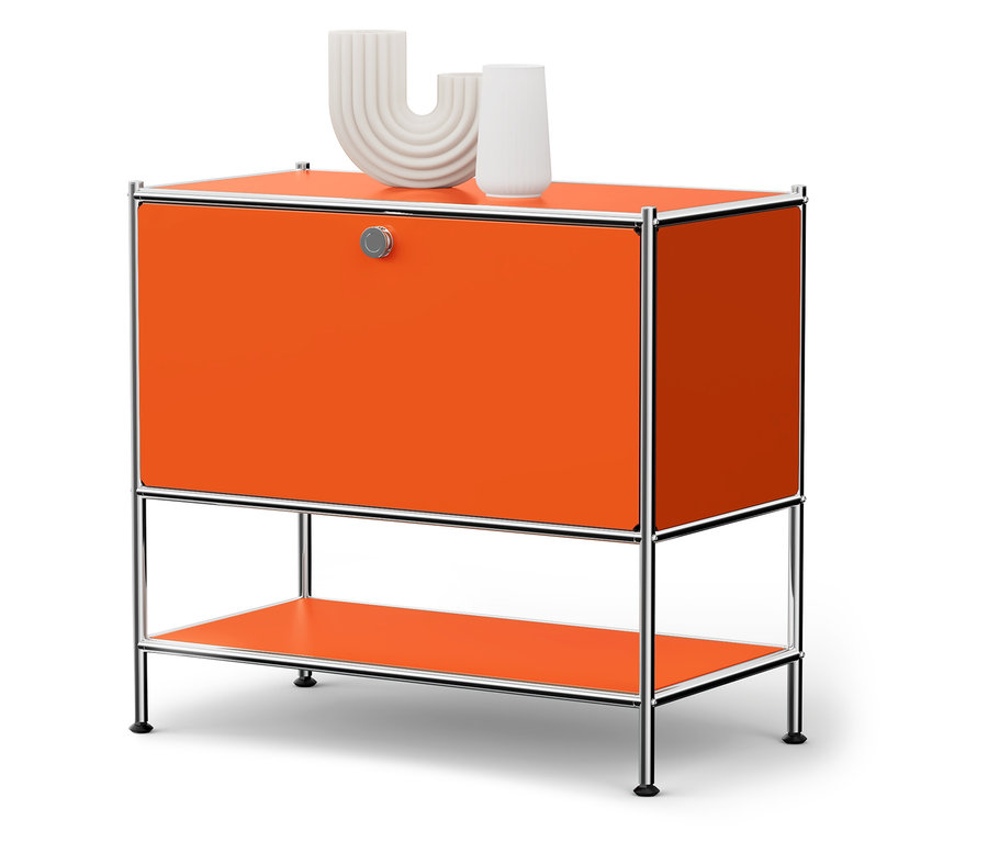 Une armoire orange avec un cadre argenté et deux vases blancs dessus.