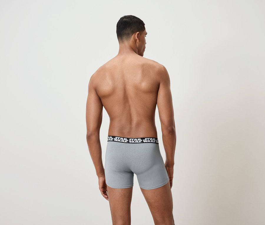 Homme vu de dos portant un boxer gris Star Wars.