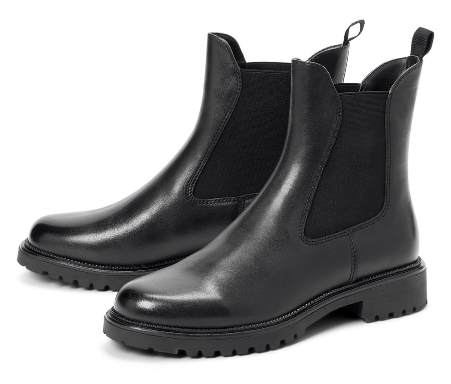 Deux bottes Chelsea en cuir noir avec panneaux latéraux élastiques et semelle robuste.