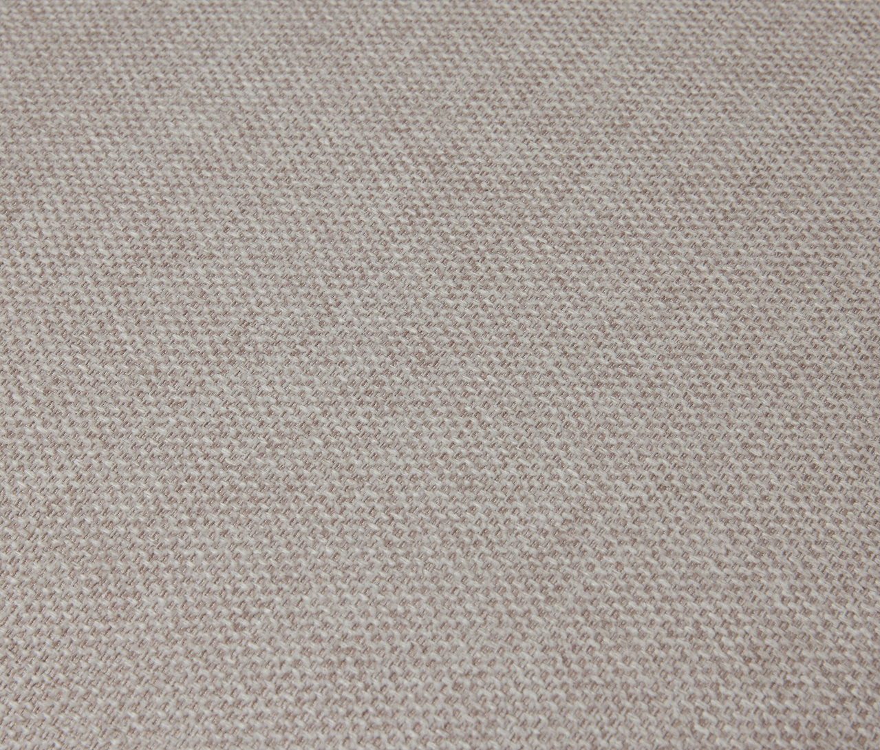 Gros plan de la texture d'un fauteuil avec accoudoirs et cadre en bois.