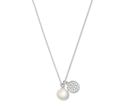 Collier argenté avec une perle et un pendentif rond serti de pierres.