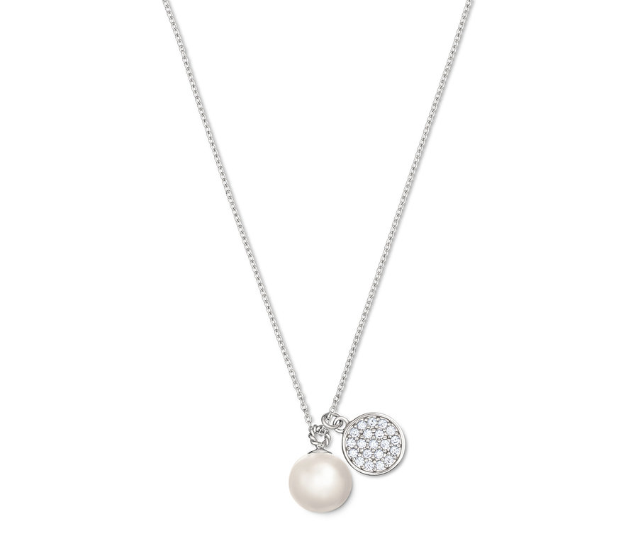 Collier argenté avec une perle et un pendentif rond serti de pierres.
