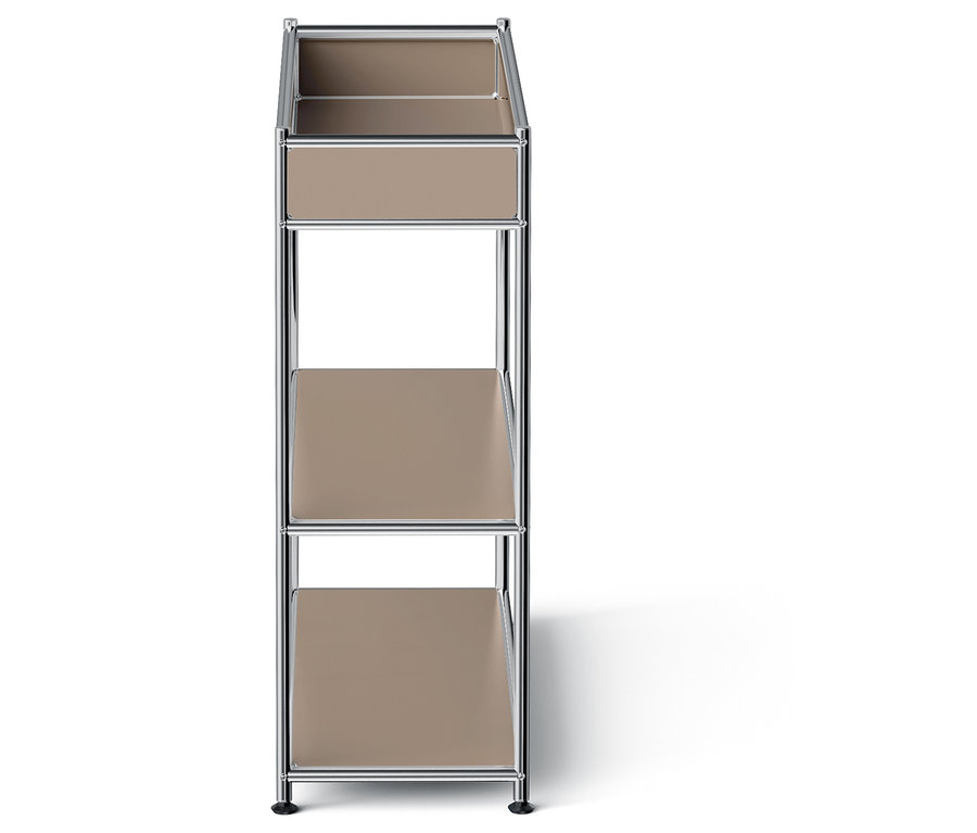 Étagère chromée avec étagères beiges.