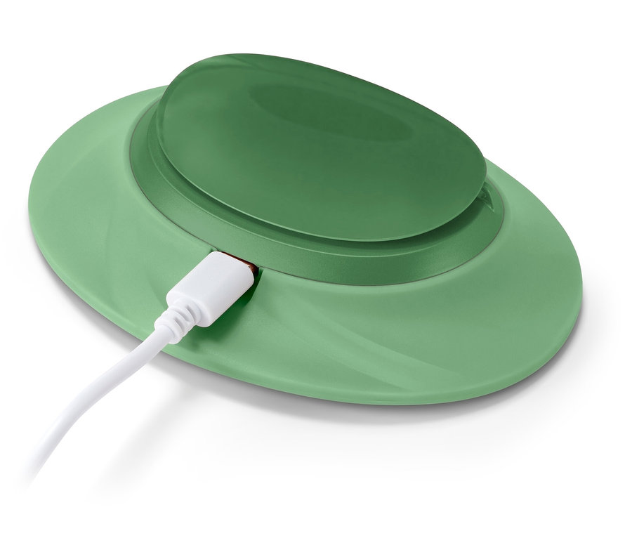 Chargeur sans fil vert avec un câble USB-C blanc connecté.