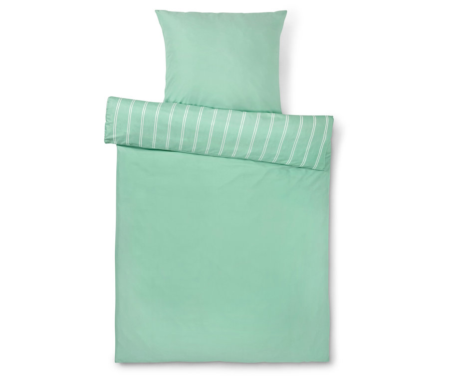 Linge de lit vert clair avec des rayures blanches et un oreiller sur le dessus.