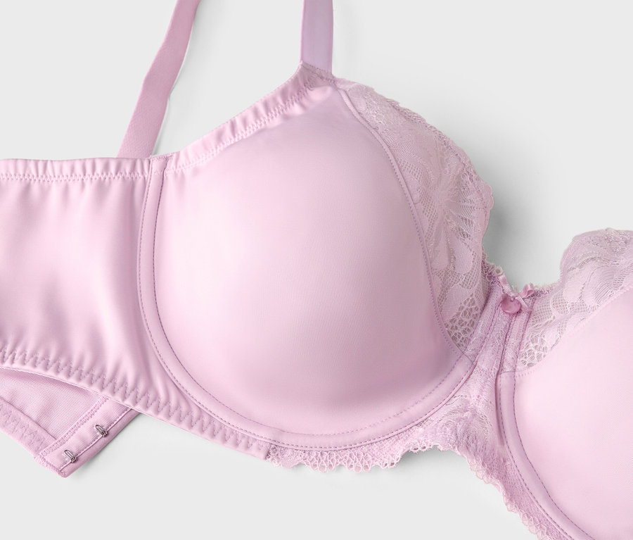 Gros plan d'un soutien-gorge lilas clair avec des détails en dentelle.