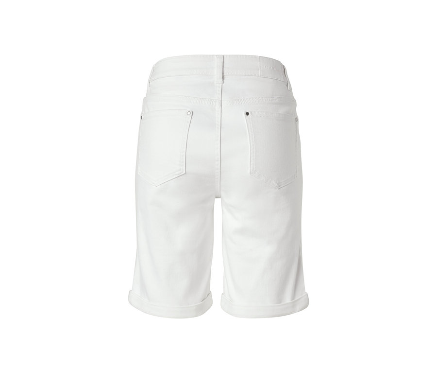 Vue arrière d'un short en jean blanc crème coupe « Lea ».