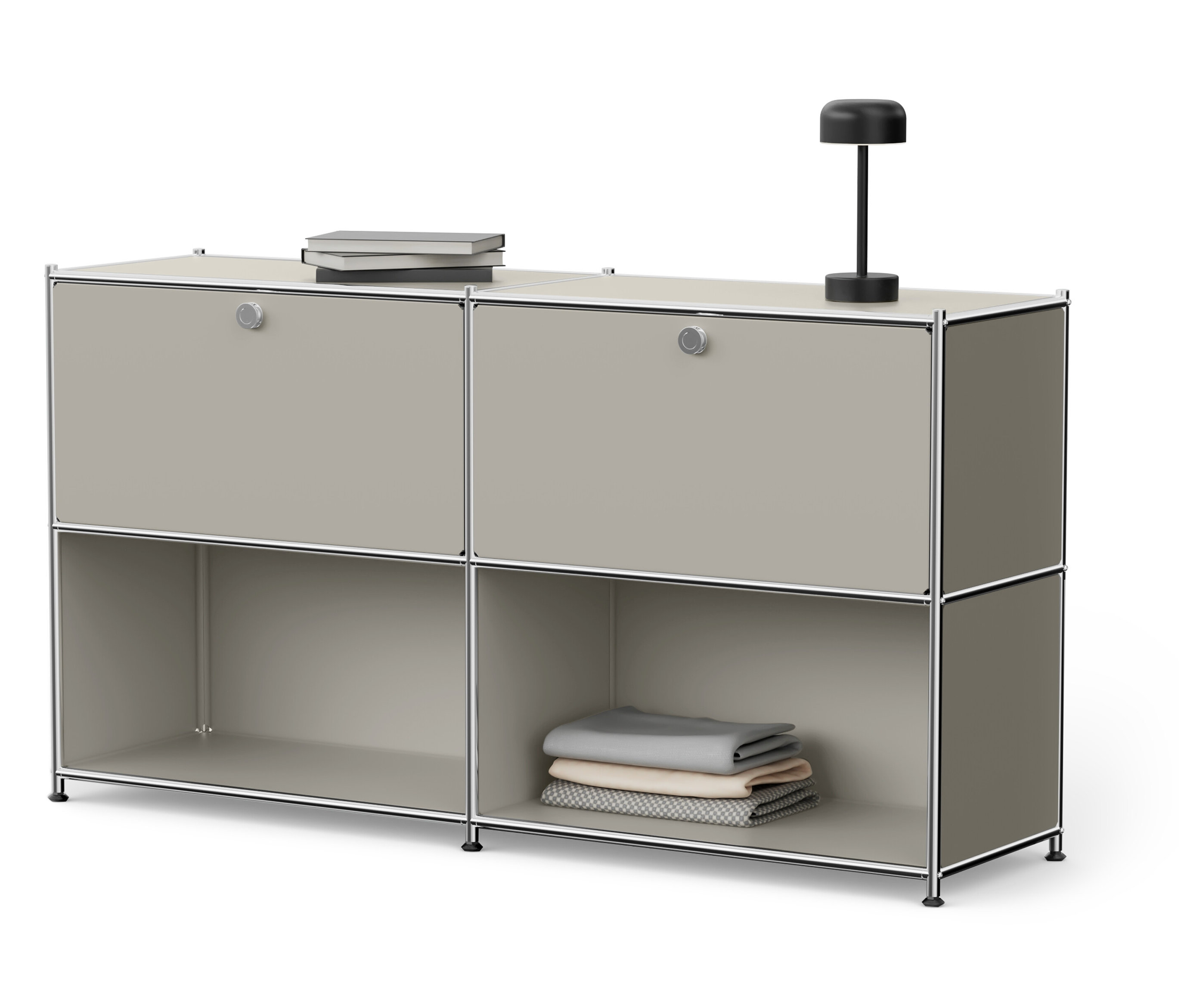 Armoire grise avec quatre compartiments, des livres et une lampe.