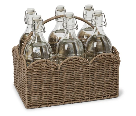 Six bouteilles d'eau avec bouchon à étrier dans un panier marron.