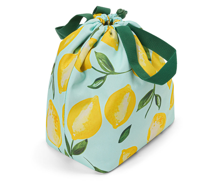 Un sac à lunch avec un motif de citrons et des poignées vertes repose sur un fond blanc.