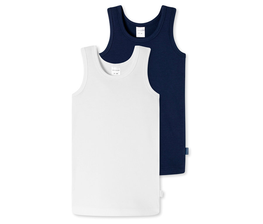 Deux maillots de corps pour enfant SCHIESSER, un blanc et un bleu marine, posés légèrement l'un sur l'autre.