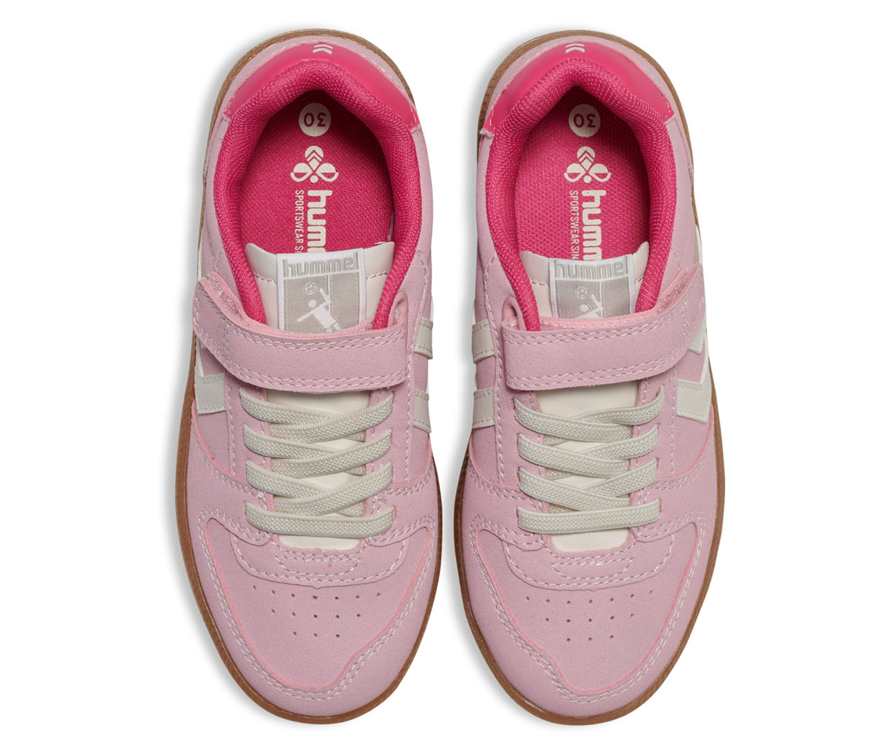 Vue de dessus d'une paire de baskets roses hummel® Handball Perfekt CL JR avec fermeture velcro et lacets.
