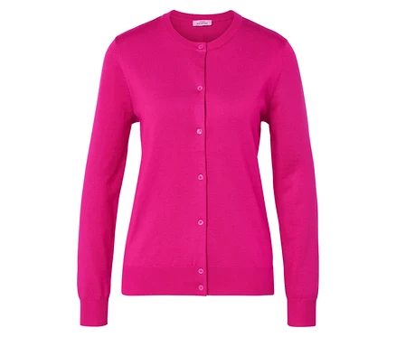 Un cardigan rose boutonné présenté sur un fond blanc.