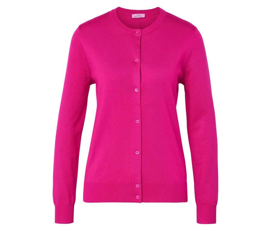 Un cardigan rose boutonné présenté sur un fond blanc.