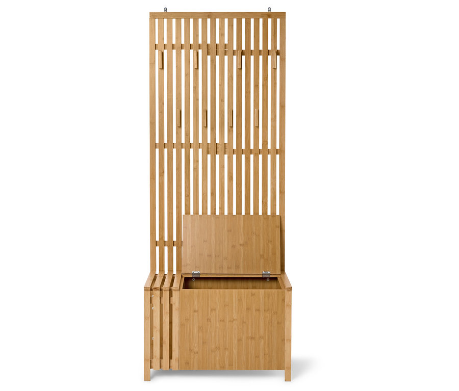 Garde-robe en bois clair avec couvercle rabattable et barre à crochets.