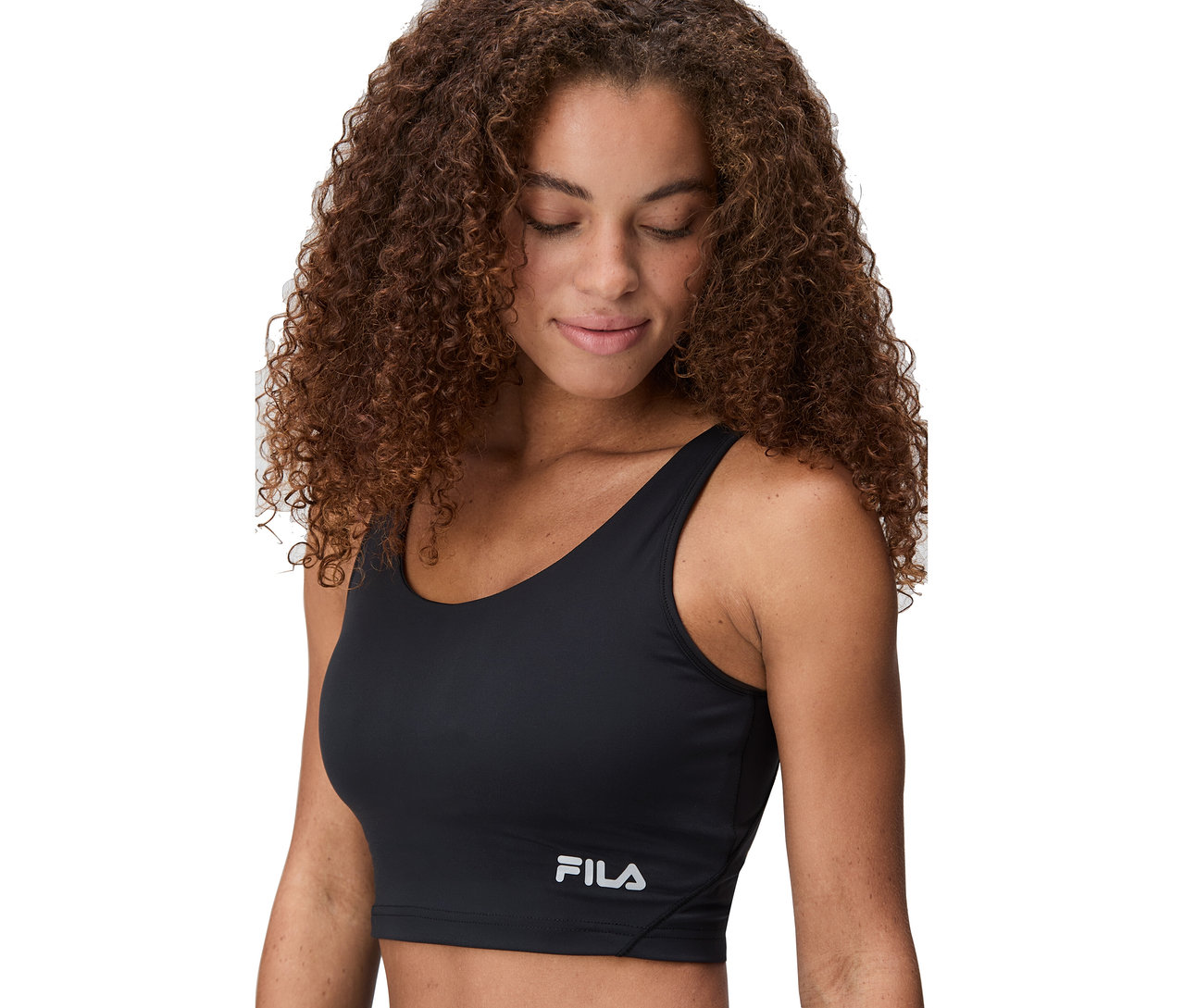 Une femme porte un soutien-gorge de sport noir avec le logo FILA.