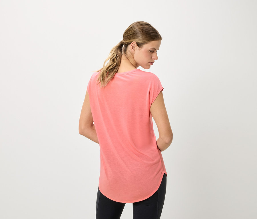 Femme vue de dos, portant un t-shirt rose et un legging noir.