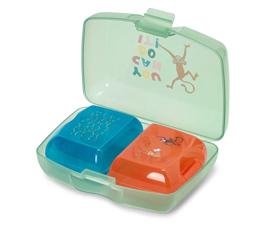 Une boîte à lunch ouverte de couleur menthe avec deux récipients colorés, un bleu et un orange, chacun décoré de dessins enfantins.