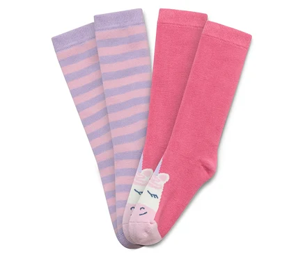 Deux paires de chaussettes hautes côte à côte, une rayée violet et rose, une rose avec un motif de licorne.