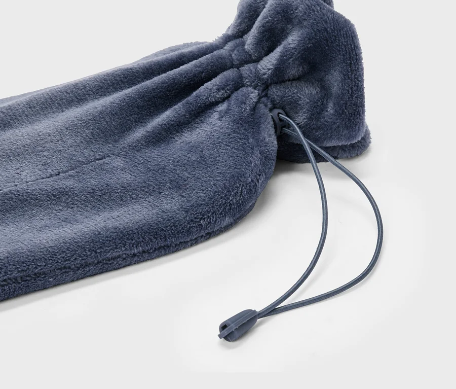 Gros plan d'un sac en tissu bleu marine froncé avec cordon de serrage sur fond blanc.