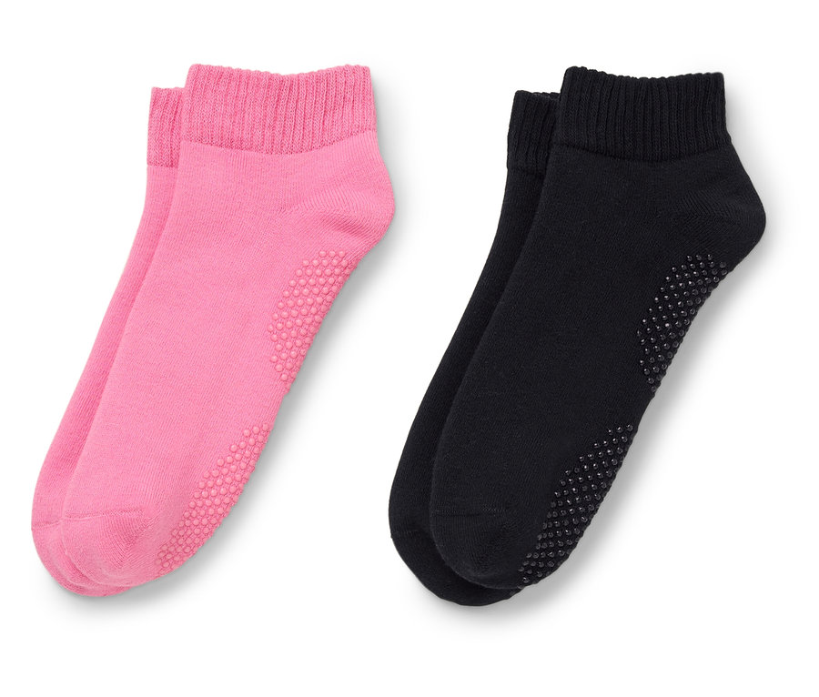 Deux paires de chaussettes, une paire rose, une paire noire, sont placées côte à côte.