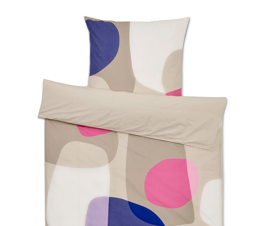 Linge de lit avec des formes abstraites en bleu, rose, beige et blanc.