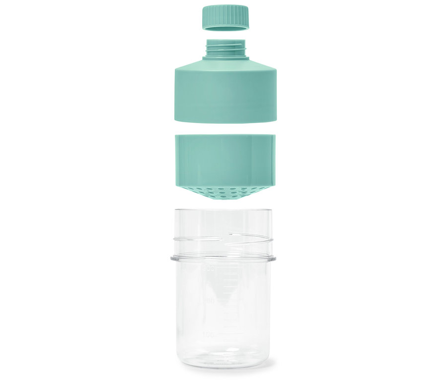 Vue éclatée d'un pichet filtrant à eau, démonté en ses éléments.