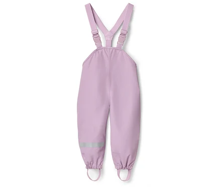 Pantalon de pluie lilas pour enfants avec bretelles et bande réfléchissante sur la jambe.