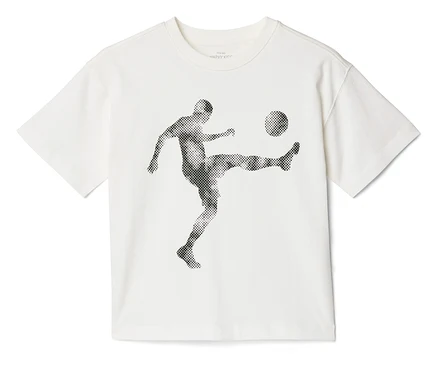 T-shirt blanc avec une illustration d'un footballeur frappant dans un ballon.