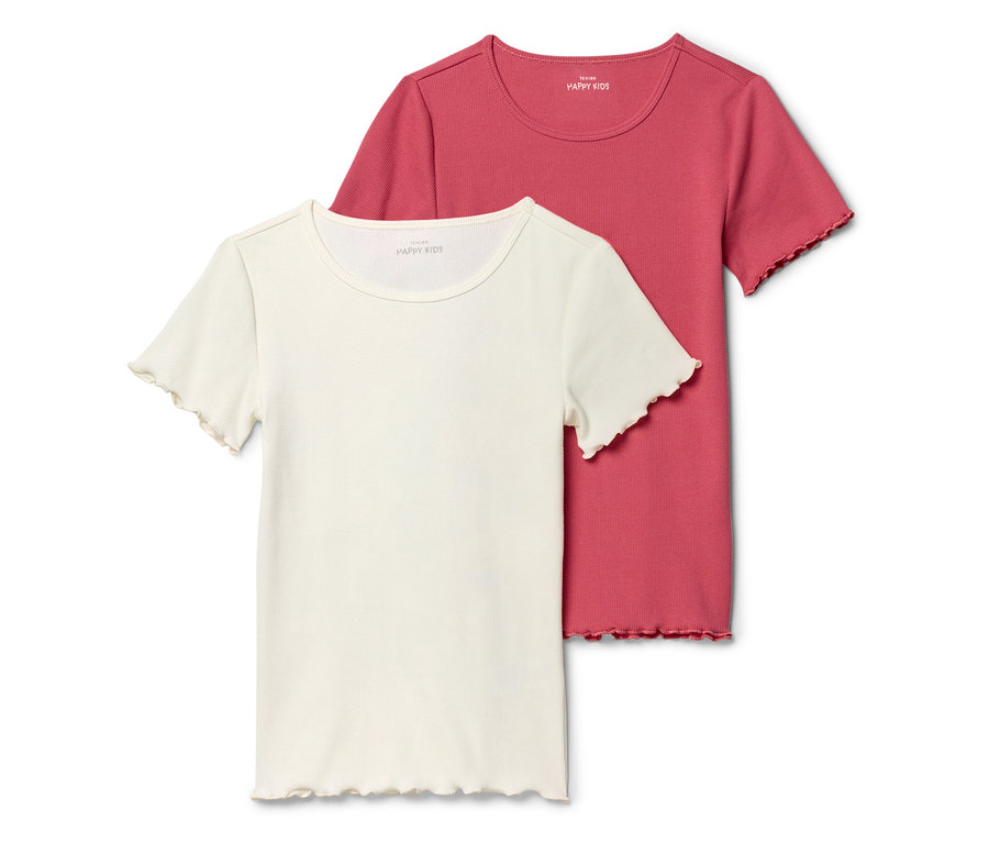 Deux t-shirts côtelés, un blanc crème et un rouge framboise, sont posés l'un sur l'autre.