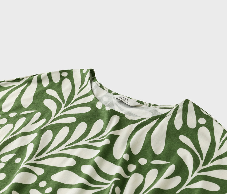Gros plan d'un haut à motif de feuilles vertes et blanches.