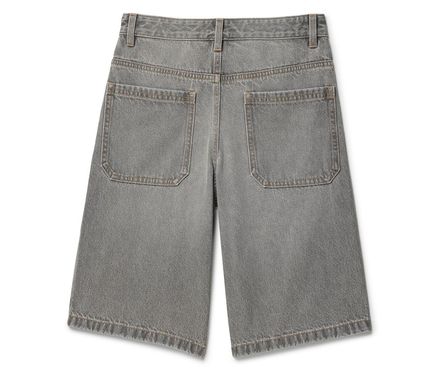 Short en jean gris vu de dos, avec deux poches arrière.