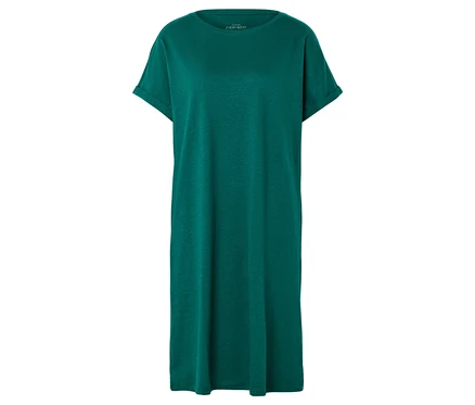 Une robe t-shirt verte est posée sur un fond blanc.