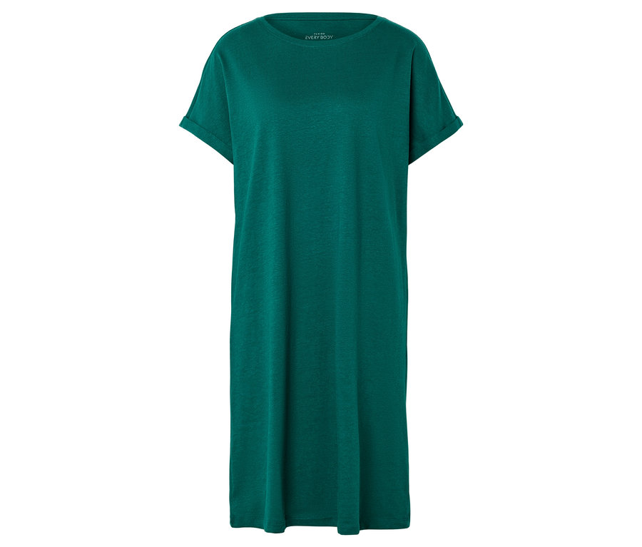 Une robe t-shirt verte est posée sur un fond blanc.
