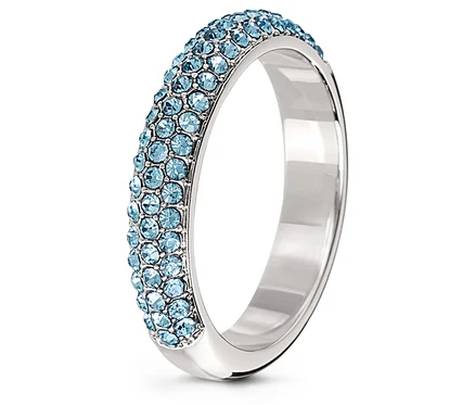 Gros plan d'une bague argentée ornée de cristaux bleu clair.
