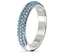 Gros plan d'une bague argentée ornée de cristaux bleu clair.