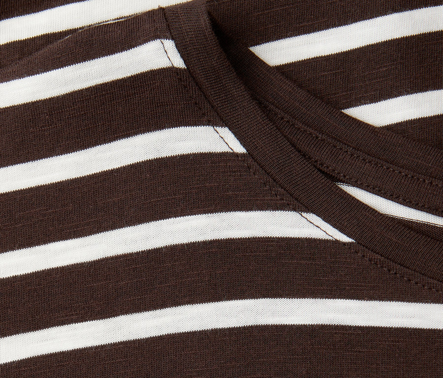 T-shirt Street One à rayures marron et blanches avec une encolure bordée de marron.