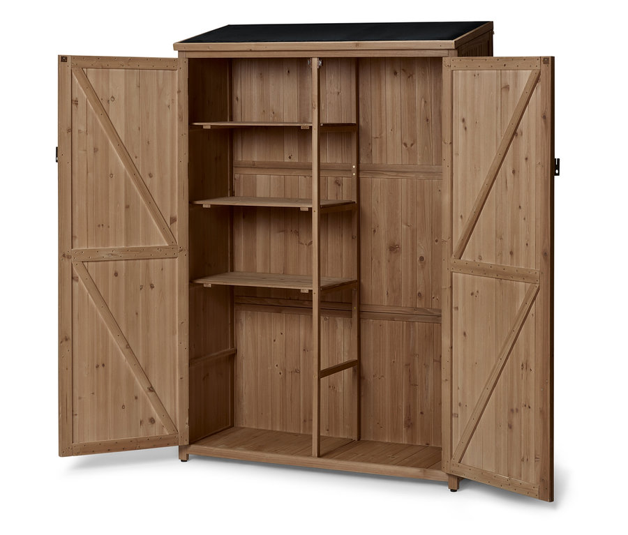 Un abri de jardin en bois brun clair avec ses deux portes grandes ouvertes, révélant plusieurs étagères à l'intérieur. L'abri a un toit noir et les portes sont renforcées par des croisillons en bois.