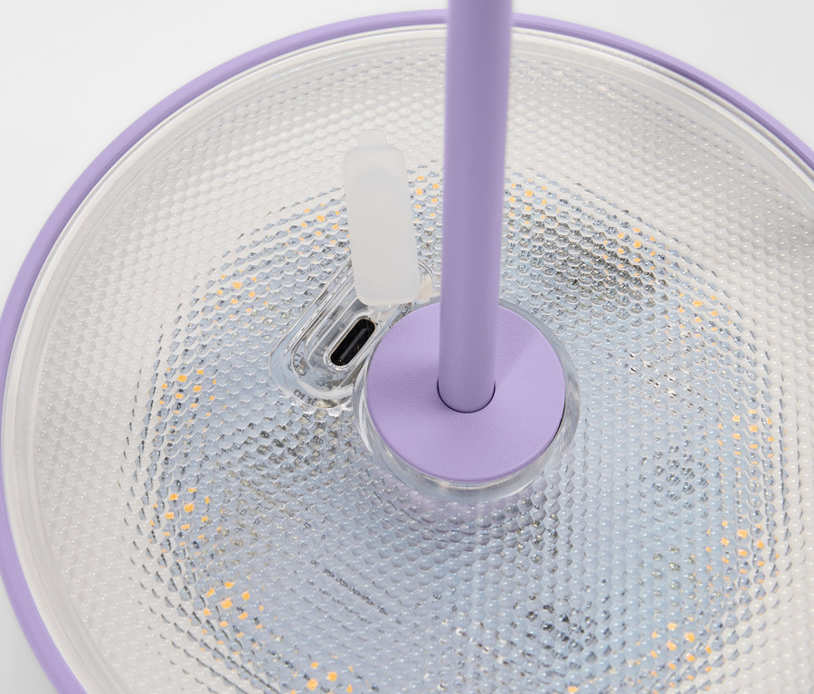 Gros plan d'une lampe violette avec des lumières LED et un port USB sur un fond blanc.